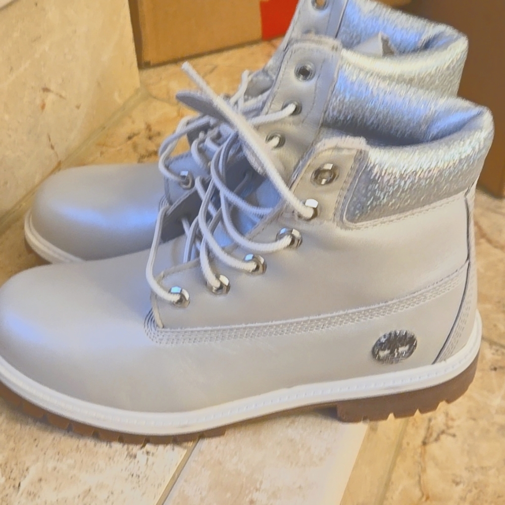 Brand new TIMBERLAND trendy metallic and silver women’s boots size 6.5